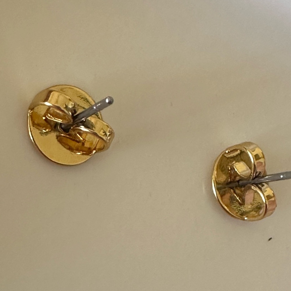 Sold out price Red small double T logo stud earrings - Picture 3 of 4